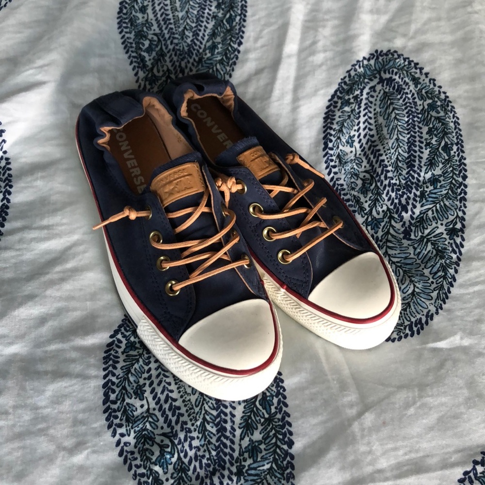 Converse ankle high shoes, excellent condition